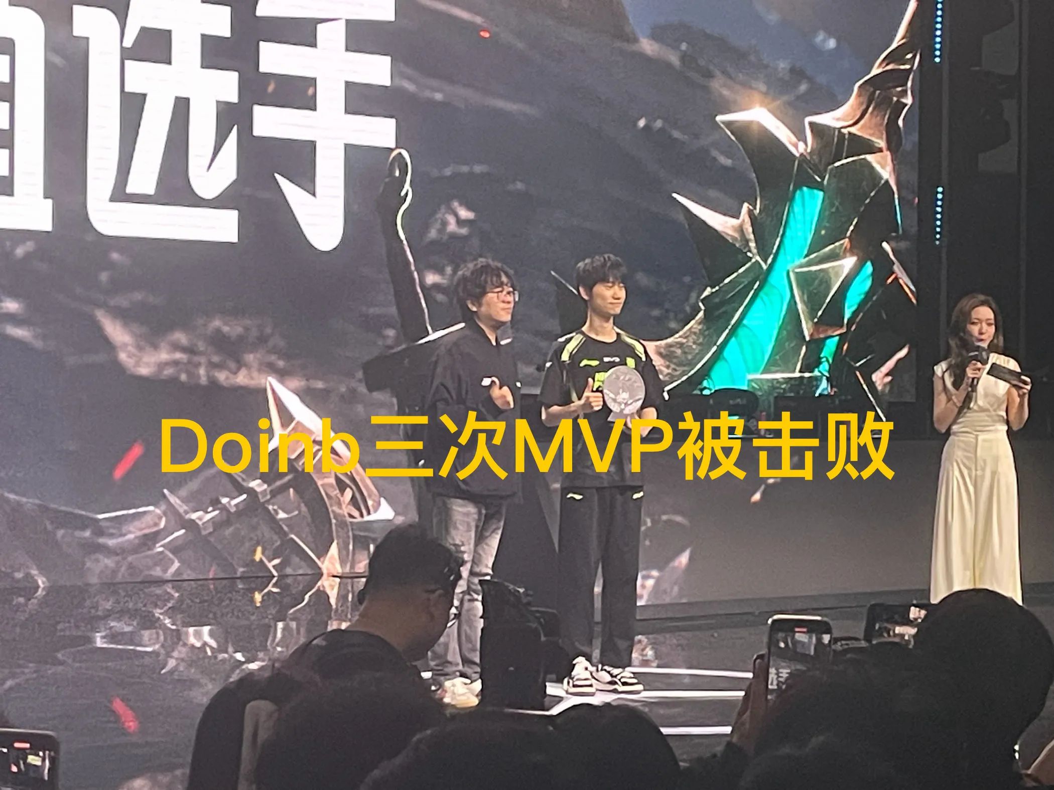 开云体育-Rookie在老鹰比赛中持续失利，重返赛场引发热议！