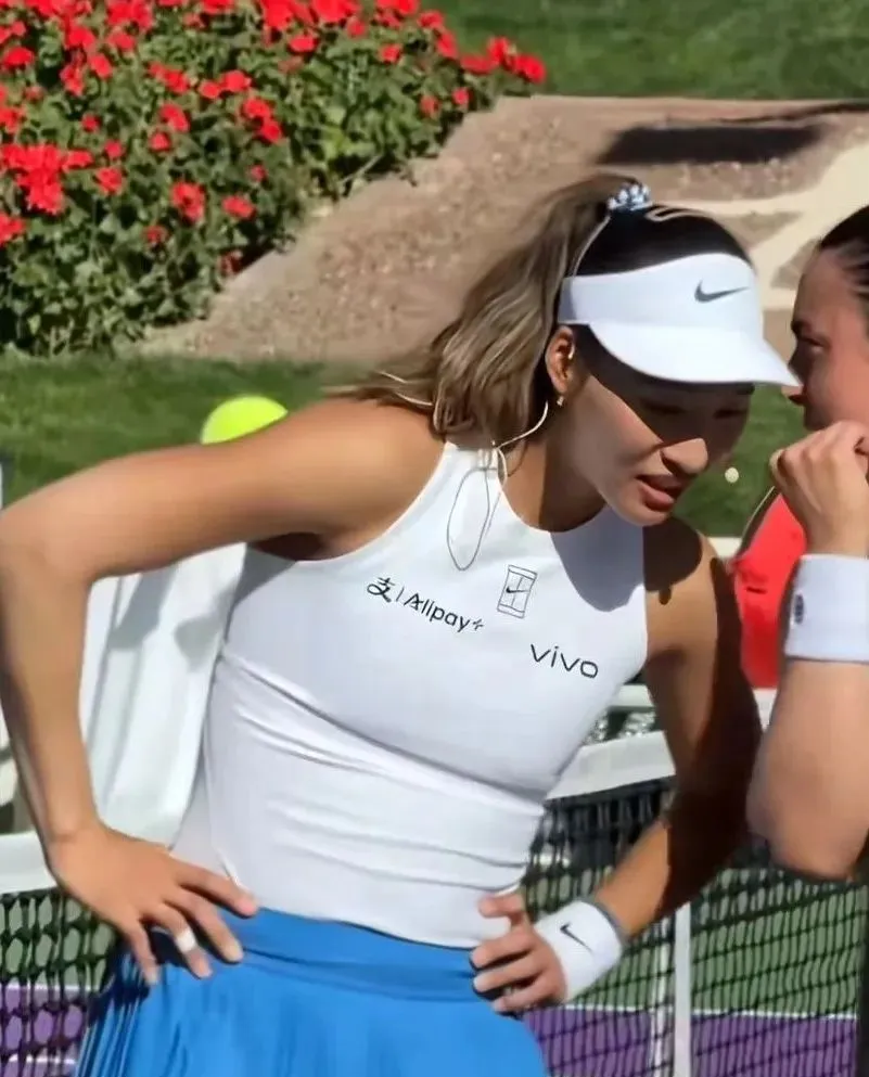 开云体育-阿扎伦卡在德国队比赛中惊险取胜,连败引发热议!的简单介绍